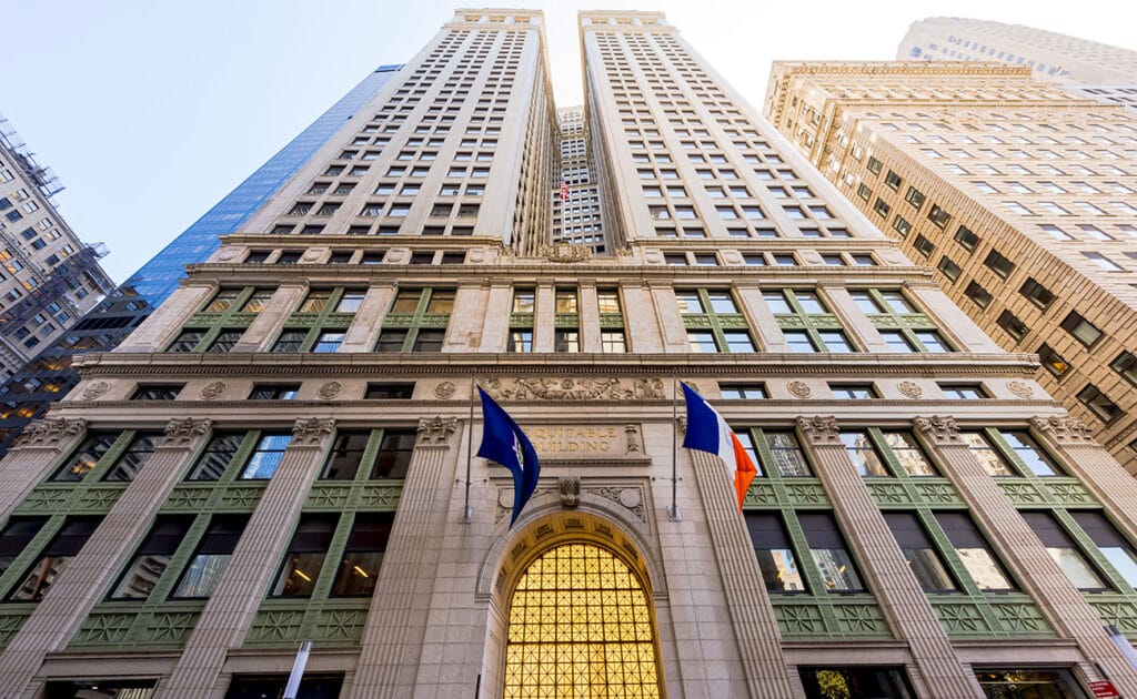 Edifício alto com bandeiras na frente