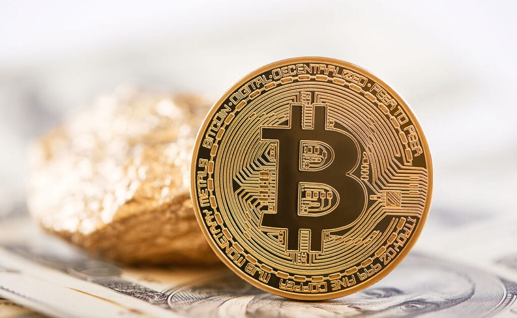 Moeda de Bitcoin dourada sobre notas de dólar