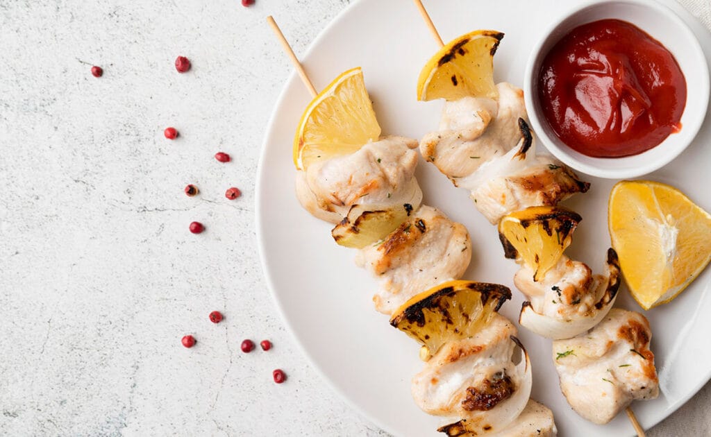 Espetinhos de frango grelhado com limão e molho